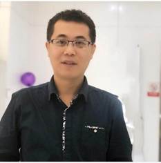 穿着黑色衣服的男人在微笑
描述已自动生成