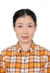 穿格子衬衫的男孩
描述已自动生成