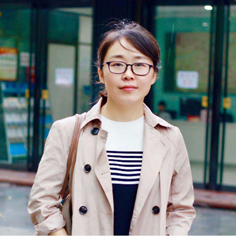 穿白色衣服的人在街道上
描述已自动生成